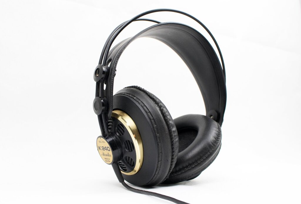 globel24.com
What is the difference between over-ear and on-ear headphones?: 